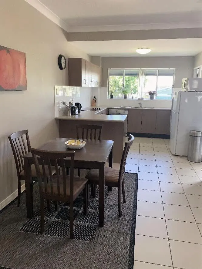Modern Beach Apartment Gladstone