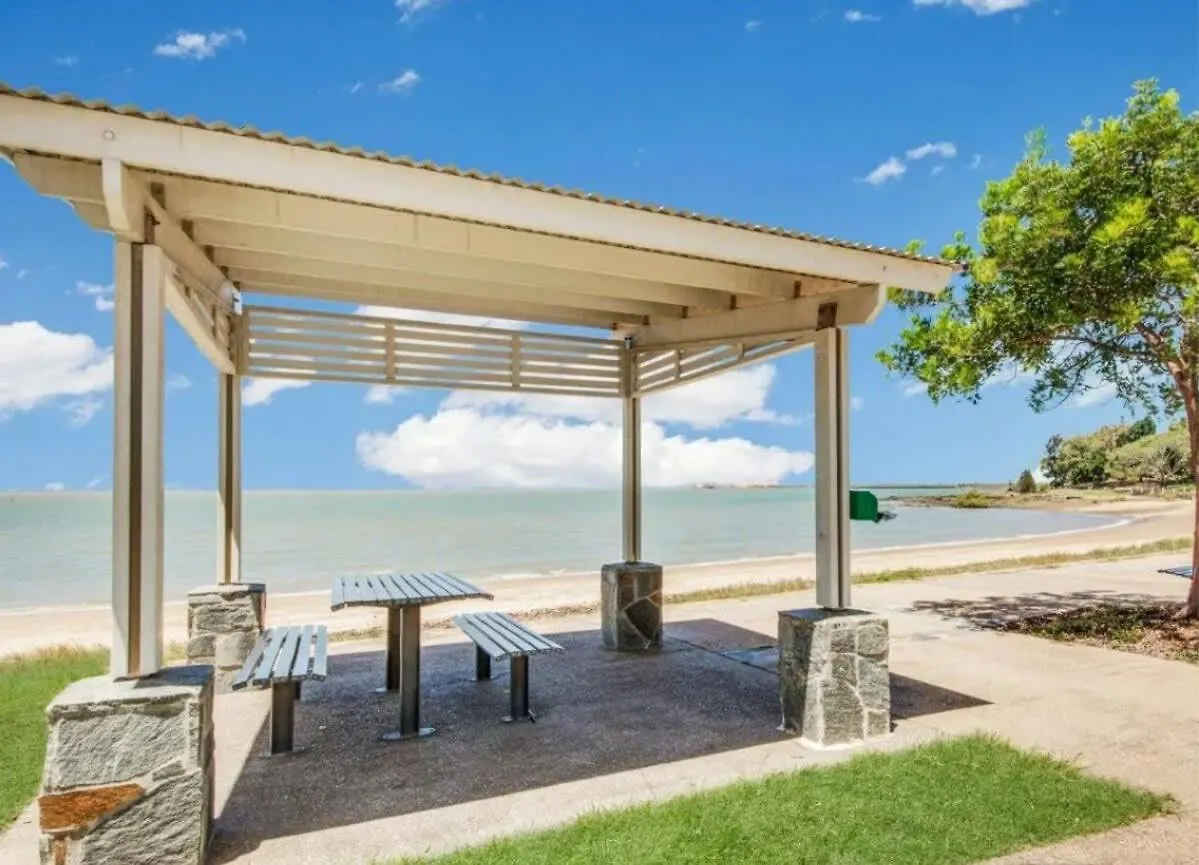 Modern Beach Apartment Gladstone